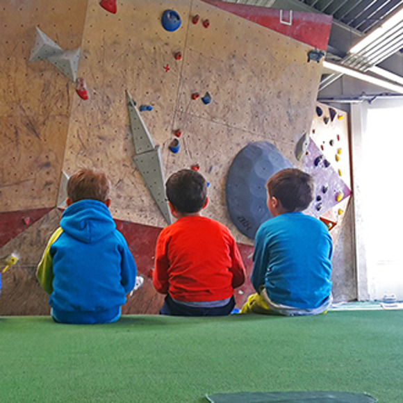 Kinder beim bouldern
